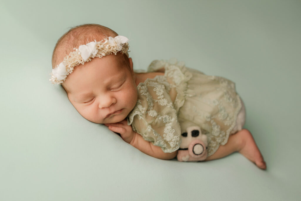 sesja noworodkowa Kłodzko noworodek naturalna aranżacja jasne tło minimalistyczna fotografia dziecięca